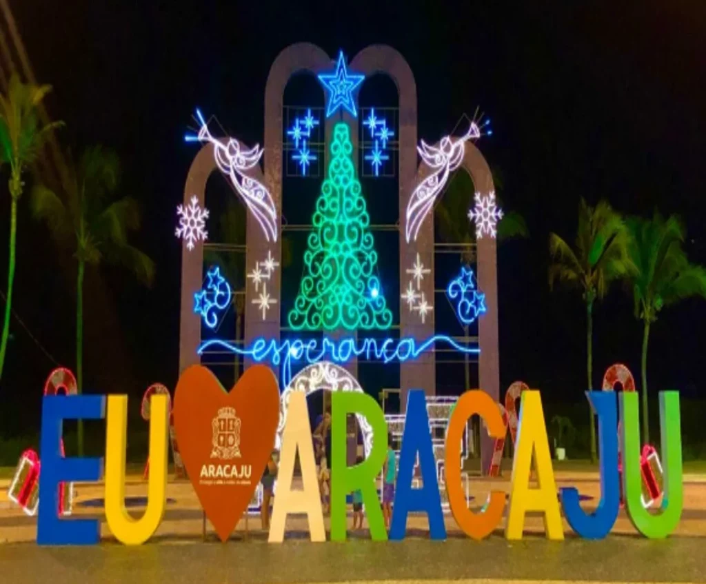 Letreiro iluminado 'Eu amo Aracaju' na Orla de Atalaia, símbolo turístico próximo à filial da One Translations especializada em tradução juramentada em Aracaju