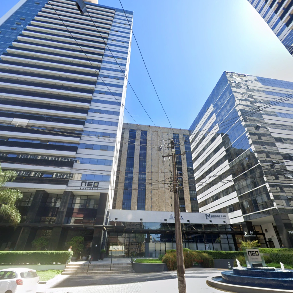 Prédio comercial Neo Business em Curitiba, onde está localizada a unidade da One Translations, especializada em tradução juramentada.